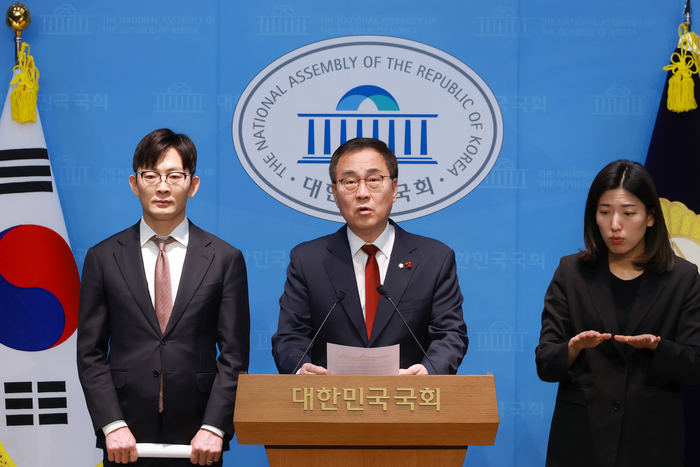 국회 과학기술정보방송통신위원회 간사인 국민의힘 최형두 의원이 2일 국회 소통관에서 정보통신망법 개정 촉구·언론중재법 개정 추진 반대 기자회견을 하고 있다. 연합뉴스