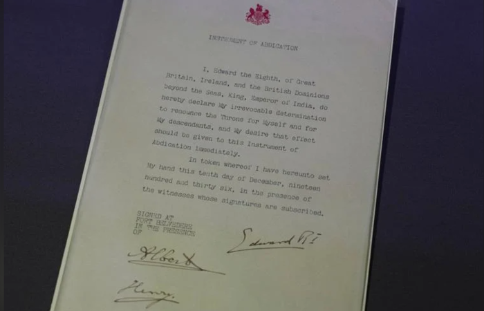 런던국립기록보관소에서 열린 '러브 레터(Love Letters)' 전시회 시사회 중 영국 국왕 에드워드 8세의 퇴위 문서가 전시되어 있다. 사진=AP 통신