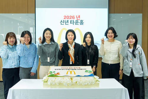 김기원 한국맥도날드 대표(가운데)와  임직원들이 5일 서울 본사에서 열린 새해맞이 사내 행사에서 기념사진을 촬영하고 있다.