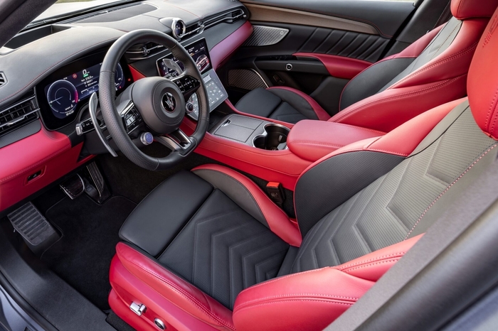 마세라티 그레칼레 폴고레 내부.