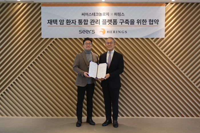 이영신 씨어스테크놀로지 대표(왼쪽)와 남병호 헤링스 대표가 재탁 암 환자 통합 관리 플랫폼 구축 협약식에서 기념촬영했다.(사진=씨어스테크놀로지)