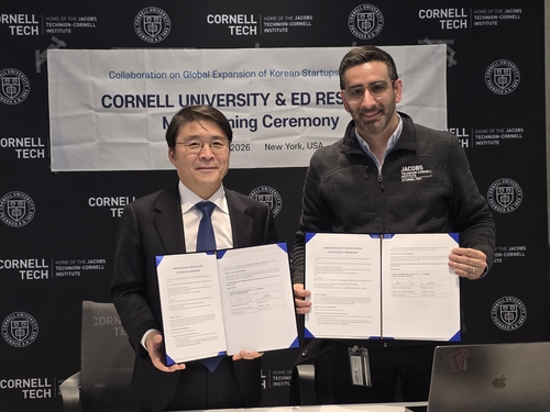 서주원 이디리서치 대표(한국스케일업팁스협회장)와 페르난도 고메즈-바케로 코넬테크 런웨이 및 스핀아웃 총괄 디렉터가 전략적 협력을 위한 양해각서를 교환하고 기념촬영을 하고 있다.
