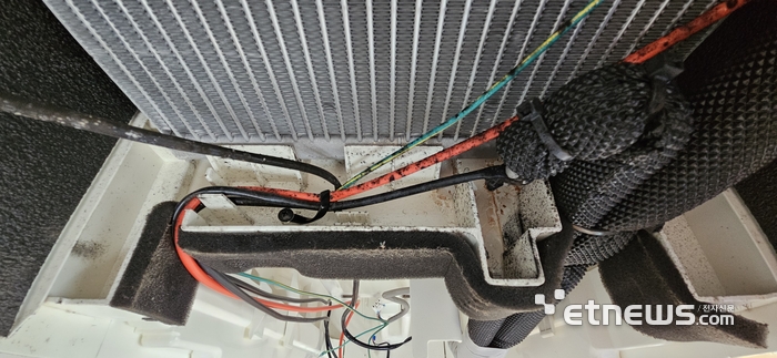 에어컨 전면 패널을 떼어내자 먼지와 곰팡이가 엉겨있는 모습을 확인할 수 있었다. (사진=배옥진)