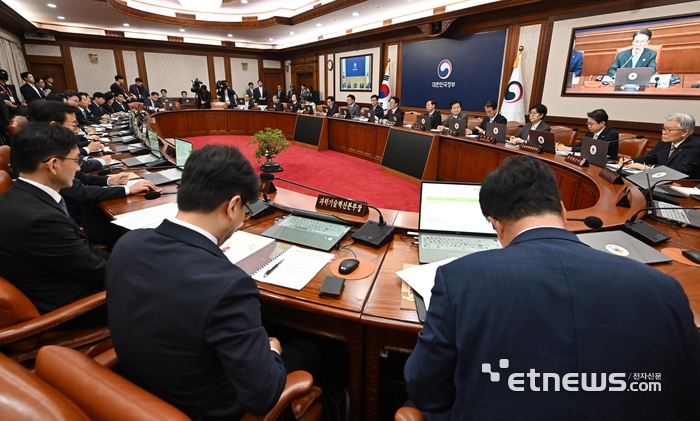 김민석 국무총리가 서울 종로구 정부서울청사에서 열린 국무회의에서 모두발언을 하고 있는 모습. 이동근기자 foto@etnews.com