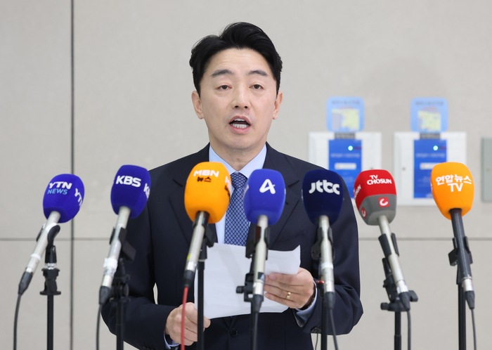 강훈식 비서실장, 폴란드 방산 계약 체결 후 귀국     (영종도=연합뉴스) 류영석 기자 = '전략경제협력 대통령 특사' 자격으로 폴란드로 출국해 한화에어로스페이스의 다연장 유도무기인 천무 유도미사일의 3차 수출 계약 체결을 지원한 강훈식 대통령비서실장이 30일 인천국제공항 제2여객터미널을 통해 귀국, 발언하고 있다. 2025.12.30     ondol@yna.co.kr (끝)