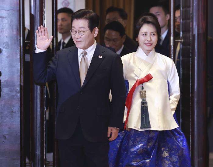 이재명 대통령 부부, 재중 한국인 간담회 입장     (베이징=연합뉴스) 한상균 기자 = 이재명 대통령과 김혜경 여사가 4일 중국 베이징 한 호텔에서 열린 재중 한국인 간담회에 입장하고 있다. 2026.1.4     xyz@yna.co.kr (끝)