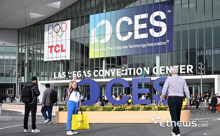 세계 최대 가전·정보기술(IT) 전시회 'CES 2026'이 개막한 6일(현지시간) 미국 네바다주 라스베이거스 컨벤션센터 센트럴광장에서 참관객이 CES 조형물을 배경으로 셀피를 남기고 있다.  라스베이거스=이동근기자 foto@etnews.com