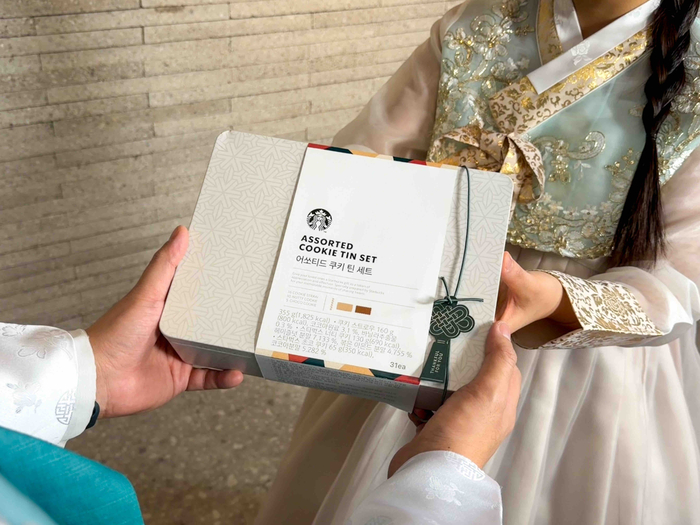 스타벅스 설 기프트 상품인 '어쏘티드 쿠키 틴 세트'를 전달하는 모습