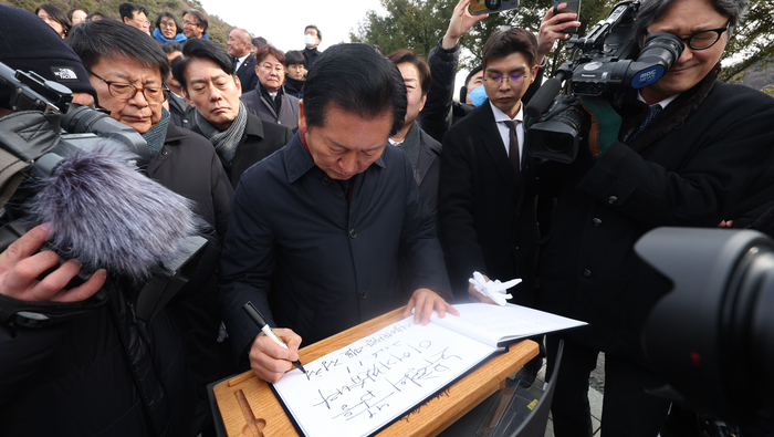 더불어민주당 정청래 대표가 1일 경남 김해시 진영읍 봉하마을 노무현 전 대통령 묘역을 참배 후 방명록을 작성하고 있다. 연합뉴스