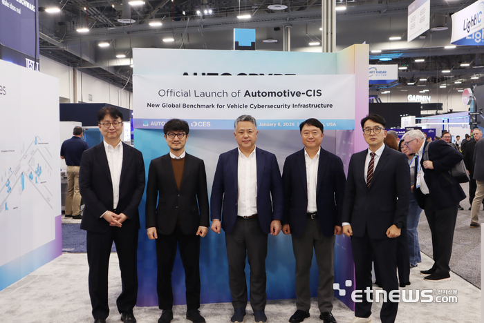 (왼쪽부터) 김의석 아우토크립트 CBO, 김덕수 아우토크립트 공동대표, 이석우 아우토크립트 공동대표, 김태균 펜타시큐리티 대표, 조현준 아우토크립트 북미 법인장.