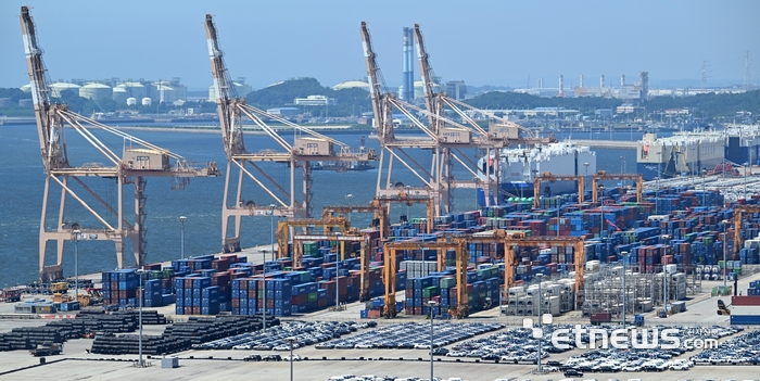 평택항에 철강 제품과 차량, 컨테이너가 쌓여있다. 이동근기자 foto@etnews.com