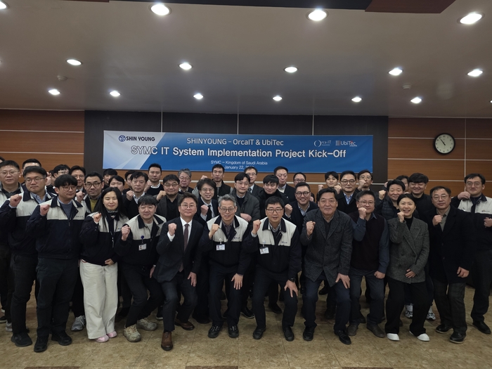 김승조 오르카아이티 대표, 차재길 신영 상무, 배대호 신영 전무, 이동묵 유비텍 대표(맨 앞줄 왼쪽 네 번째부터) 등 SYMC IT 시스템 구축 프로젝트 관계자들이 기념 촬영했다.