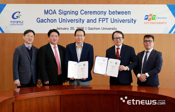 가천대는 20일 교내 가천관에서 베트남 FPT대학교와 반도체 공동교육을 위한 협정(MOA)을 맺고 기념 촬영했다.