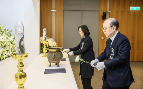 故 김상하 명예회장 5주기 추도식에서 장남 김원 부회장이 헌화하고 있다