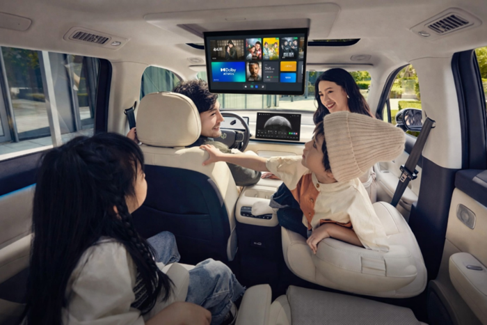 립모터 C16의 뒷좌석 엔터테인먼트 디스플레이. 〈사진 탑런토탈솔루션 제공〉
