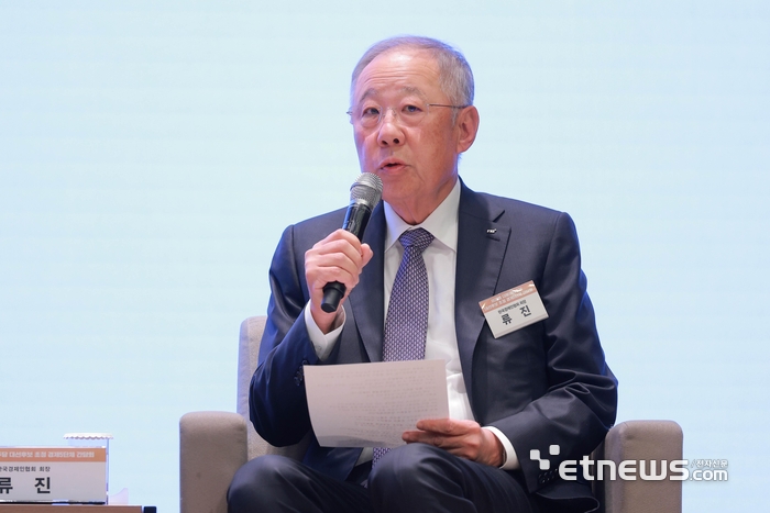 대통령선거 후보 초청 경제5단체장 간담회가 8일 서울 중구 대한상공회의소에서 열렸다. 류진 한국경제인협회장이 이재명 더불어민주당 대선 후보에게 질의하고 있다. 이동근기자 foto@etnews.com 2025.5.8