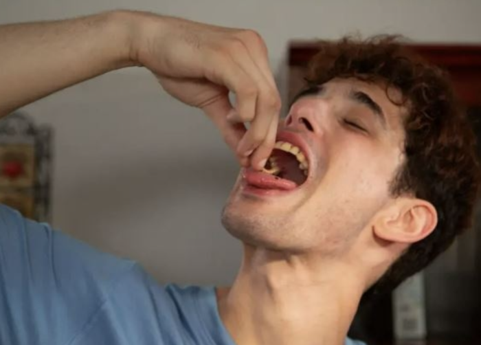 미국에서 한 청년 하루에 100마리의 살아 있는 곤충을 그대로 섭취하는 생활을 이어가고 있다고 밝혀 충격을 안겼다. 사진=뉴욕포스트 캡쳐