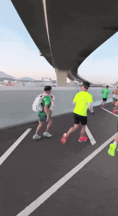 홍콩에서 열린 마라톤 대회에서 한 남성이 아기를 품에 안은 채 코스를 달려 논란이 확산되고 있다. 사진=엑스