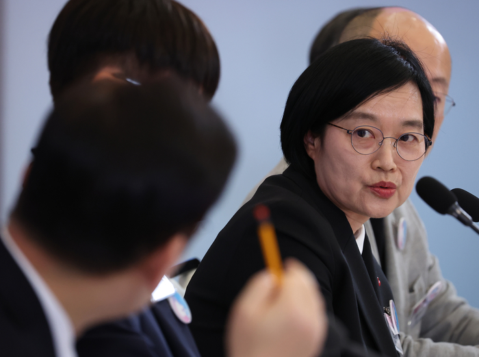 한성숙 중기부 장관이 30일 청와대에서 열린 국가창업시대 전략회의 'K-스타트업이 미래를 만든다'에서 이재명 대통령의 질문에 답하고 있다.