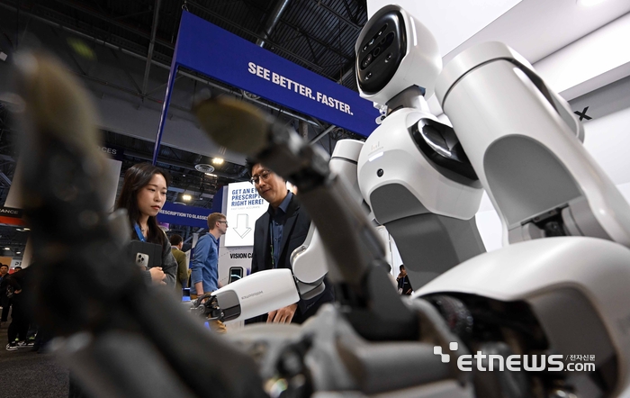 세계 최대 가전·정보기술(IT) 전시회 'CES 2026'이 개막 이틀째인 7일(현지시간) 미국 네바다주 라스베이거스 베네치안 엑스포에 마련된 위로보틱스 부스에서 참관객이 휴머노이드 로봇 '알렉스'를 살펴보고 있다.  라스베이거스=이동근기자 foto@etnews.com