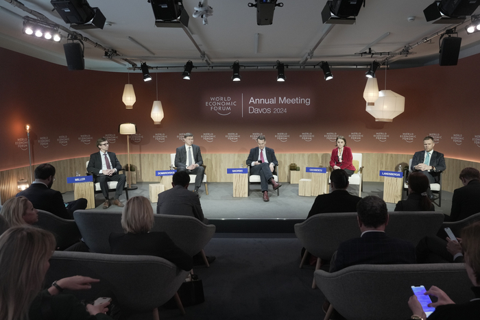 크리스 밀러 미국 터프츠대 플레처스쿨 교수(왼쪽 첫번째)가 2024 세계 경제포럼(WEF·다보스포럼) 연례총회에 참석해 발언하고 있다.