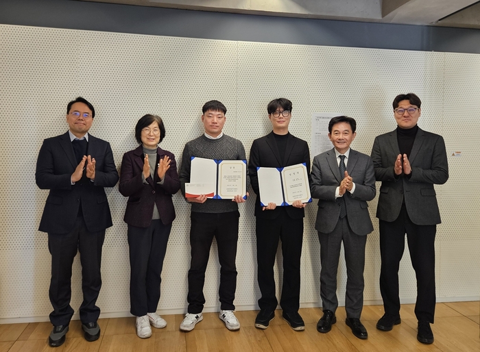 지난 5일 '2025년 준법실천 우수자'로 선정된 이수민 남양유업 부산센터 과장(왼쪽 세번째), '2026년 준법지원실천담당자' 대표로 임명장을 받은 장종진 남양유업 브랜드팀 과장(오른쪽 세번째) 등이 기념 촬영을 하고 있다.