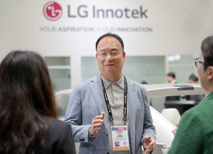 문혁수 LG이노텍 대표가 7일(현지시간) 미국 라스베이거스 컨벤션센터 LG이노텍 부스에서 기자들과 만나 질의응답하고 있다. 〈사진 LG이노텍 제공〉