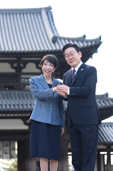 악수하는 한-일 정상     (나라=연합뉴스) 김도훈 기자 = 이재명 대통령과 다카이치 사나에 일본 총리가 14일 일본 나라현 대표 문화유적지인 호류지(법륭사)에서 기념촬영을 하고 있다. 2026.1.14     superdoo82@yna.co.kr (끝)