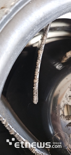 에어컨 내부의 냉방팬에 낀 먼지와 곰팡이 (사진=배옥진)