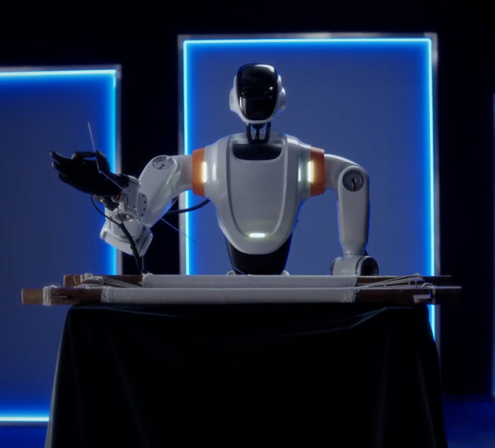 중국 로봇 스타트업 타스(Tars)가 최근 공개한 손자수 놓는 휴머노이드 모습. (화면 = 유튜브 캡처)