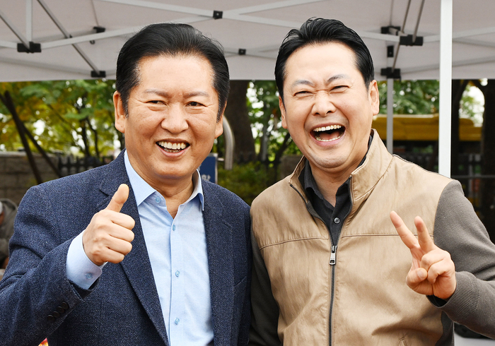 더불어민주당 정청래 대표와 국민의힘 장동혁 대표가 지난해 11월 8일 서울 여의도 국회의사당 운동장에서 한국사진기자협회가 연 '2025 사진기자가족 체육대회'에 방문, 포즈를 취하며 기념 촬영하고 있다. 연합뉴스