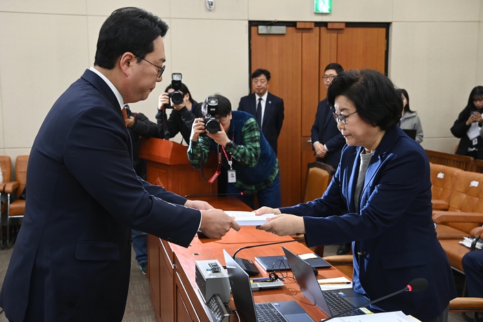 이혜훈 기획예산처 장관 후보자가 23일 서울 여의도 국회 재정경제기획위원회에서 열린 인사청문회에서 개혁신당 천하람 의원에게 비망록을 전달받고 있다. 연합뉴스