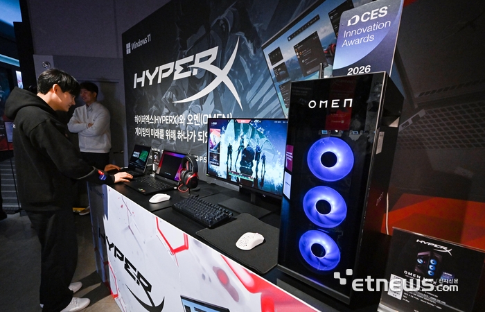 HP 게이밍 신제품 소개 기자간담회가 22일 서울 강남구 SOOP 프릭업 스튜디오에서 열렸다. 참석자가 하이퍼X 오멘 게이밍 시리즈 신제품을 체험하고 있다. 왼쪽부터 게이밍 랩톱 '하이퍼X 오멘 15', 게이밍 모니터 '하이퍼X 오멘 27형 OLED', 게이밍 데스크톱 '오멘 맥스 45L'. 이동근기자 foto@etnews.com 2025.1.22