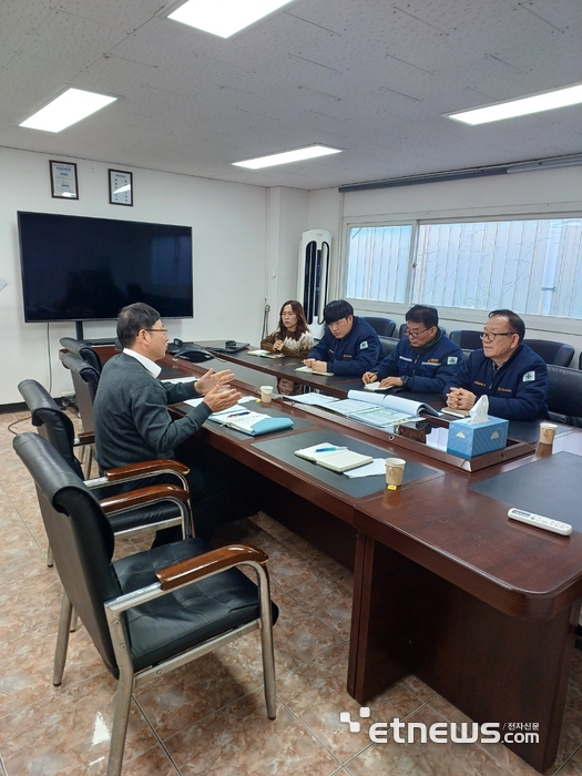 인천 남동구가 AI 기반 기업도약 플랫폼 구축을 위해 기업을 방문해 컨설팅을 하고 있는 모습.