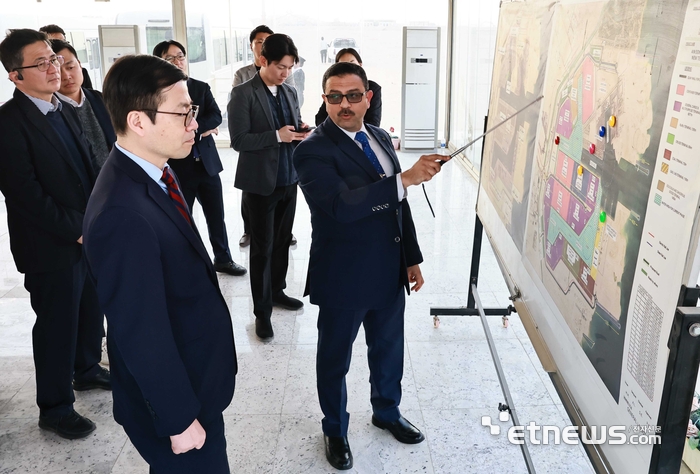 여한구 산업통상부 통상교섭본부장이 18일(현지시간) 이집트 수에즈특구내 소크나 산업단지와 연계된 수출항(소크나 항만)을 방문해 설명을 듣고 있다. 산업부 제공