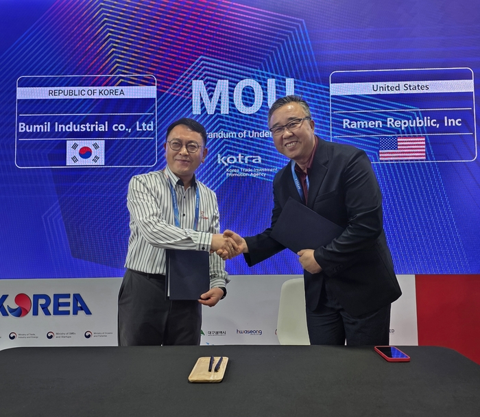 CES 2026에서 수출 계약을 마친 뒤 신영석 범일산업 대표(왼쪽)와 조슈아 리 라면리퍼블릭 대표가 기념 촬영을 하고 있다.