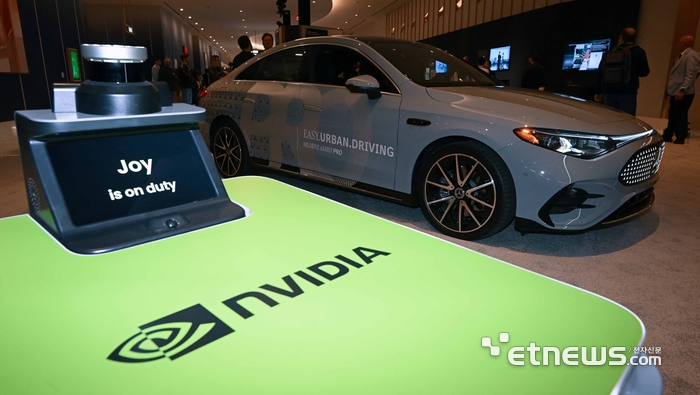 세계 최대 가전·정보기술(IT) 전시회 'CES 2026'이 개막한 6일(현지시간) 미국 네바다주 라스베이거스 퐁텐블로 호텔에 마련된 엔비디아 부스에서 최초로 자율주행 소프트웨어 '알파마요'가 적용된 벤츠 CLA가 전시되어 있다. 라스베이거스=이동근기자 foto@etnews.com