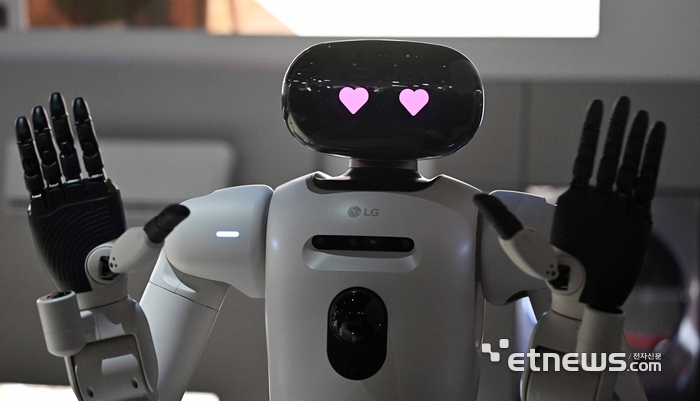 세계 최대 가전·정보기술(IT) 전시회 'CES 2026'이 오는 6일부터 나흘 간 미국 네바다주 라스베이거스 일대에서 열린다. 개막을 하루 앞둔 5일(현지시간) 라스베이거스 컨벤션센터 센트럴홀에 마련된 LG전자 부스에서 인공지능(AI) 홈로봇 클로이드 손을 흔들고 있다.  라스베이거스=이동근기자 foto@etnews.com