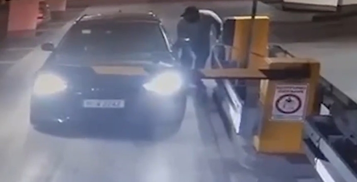 독일 은행 강도가 태연하게 주차비를 정산하고 있다. 사진=빌트 영상 캡처