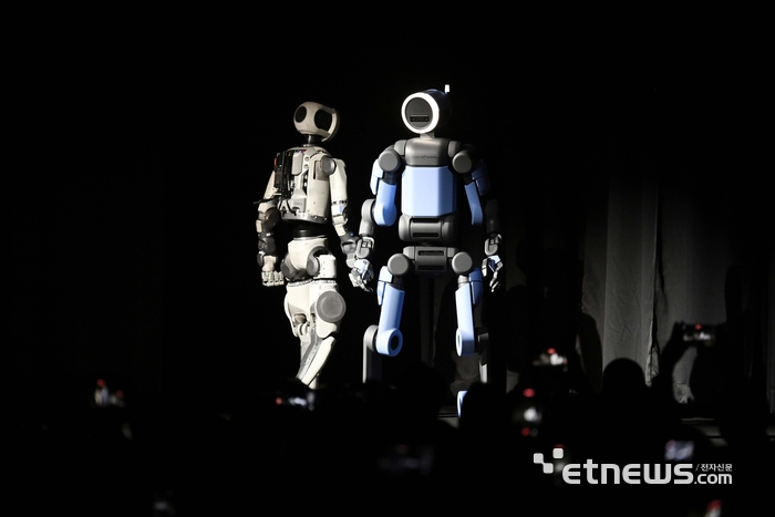 세계 최대 가전·정보기술(IT) 전시회 'CES 2026' 개막을 하루 앞둔 5일(현지시간) 미국 네바다주 라스베이거스 만달레이베이에서 열린 현대차그룹 프레스 컨퍼런스에서 차세대 전동식 아틀라스 시제품(왼쪽)과 아틀라스 개발형 모델이 무대에 공개돼 있다.  라스베이거스=이동근기자 foto@etnews.com