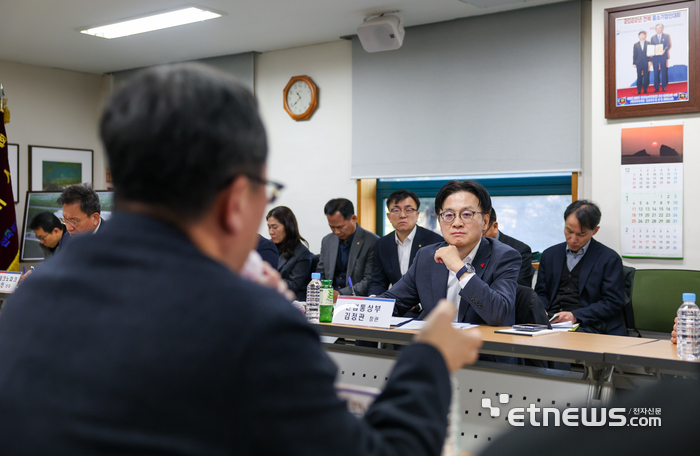 김정관 산업통상부 장관이 22일 전북 완주문화산단 정석케미칼 회의실에서 열린 '완주 문화산단 입주기업 간담회'에서 기업 관계자의 발언을 경청하고 있다. 산업부 제공