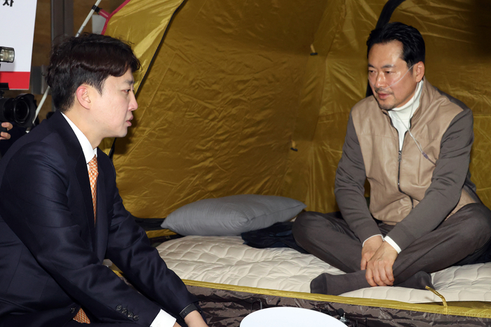 통일교·공천헌금 '쌍특검' 수용을 요구하며 단식 7일 차를 맞은 국민의힘 장동혁 대표가 21일 국회 로텐더홀 단식 농성장을 찾은 개혁신당 이준석 대표와 대화하고 있다. 연합뉴스