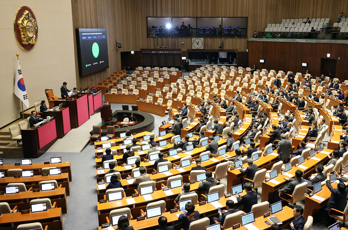 지난달 24일 국회에서 열린 12월 임시국회 본회의에서 허위조작근절법이 민주당 주도로 처리되고 있다. 〈자료 연합뉴스〉
