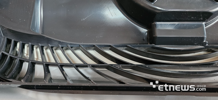 세척을 마친 에어컨 전면 패널 뒷부분. 토출구에 쌓여 있던 먼지와 곰팡이가 모두 사라졌다. (사진=배옥진)