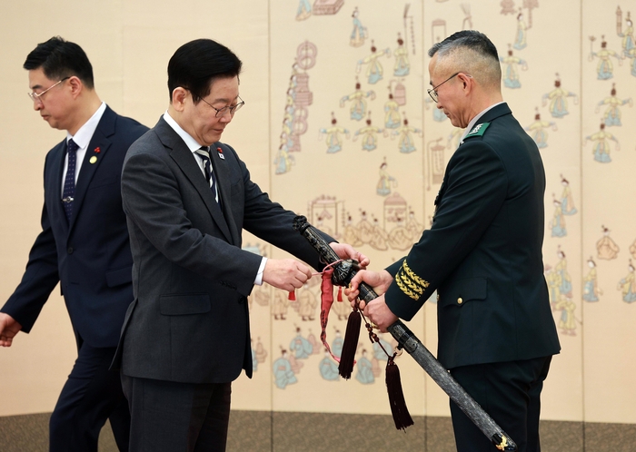 이재명 대통령, 최성진 제7군단장 삼정검 수치 수여     (서울=연합뉴스) 김도훈 기자 = 이재명 대통령이 16일 청와대 본관에서 열린 3성 장군 진급·보직 신고 및 수치 수여식에서 최성진 제7군단장의 삼정검에 수치를 달아주고 있다. 2026.1.16     superdoo82@yna.co.kr (끝)