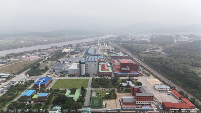 코스모신소재 충주공장 전경 (코스모신소재 제공)