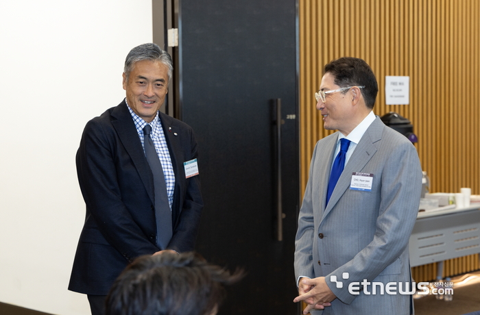 조현준 한국무역협회 한일교류특별위원회 위원장(효성그룹 회장·오른쪽)과 다마츠카 겐이치 일본경제동우회 한국위원회 위원장(일본롯데홀딩스 대표). 무협 제공