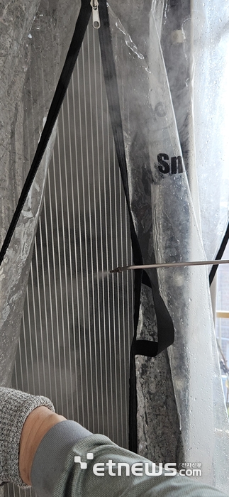 에어컨 본체를 보양작업 해놓은 후 고압수 처리 후 에바를 고온으로 살균 소독하는 모습 (사진=배옥진)