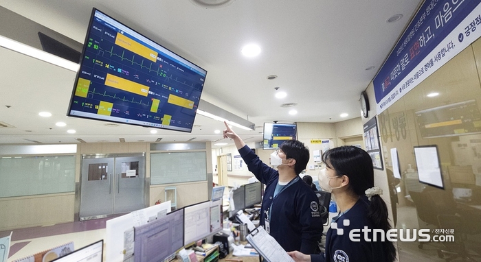 센트럴병원 의료진이 AI 모니터링 시스템을 활용해 입원환자 상태를 실시간으로 확인하고 있다.