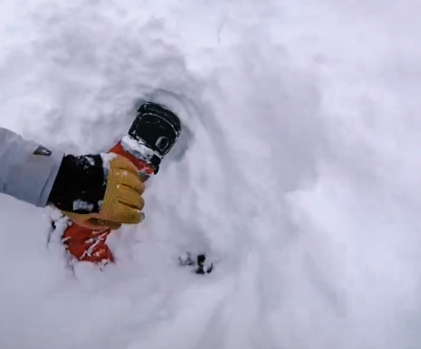 크리에이티브 디렉터 마테오 질라(37)가 스키를 타던 중 우연히 눈에 파묻힌 남성을 발견하고 구하는 모습. 사진=인스타그램(matteozilla)